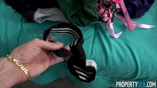 Превью Худенькая телочка громко стонет, как только в ее киску вставляют член № 10767