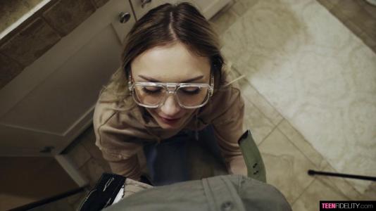 Брутальный самец жестко наказал сексом скромницу в очках